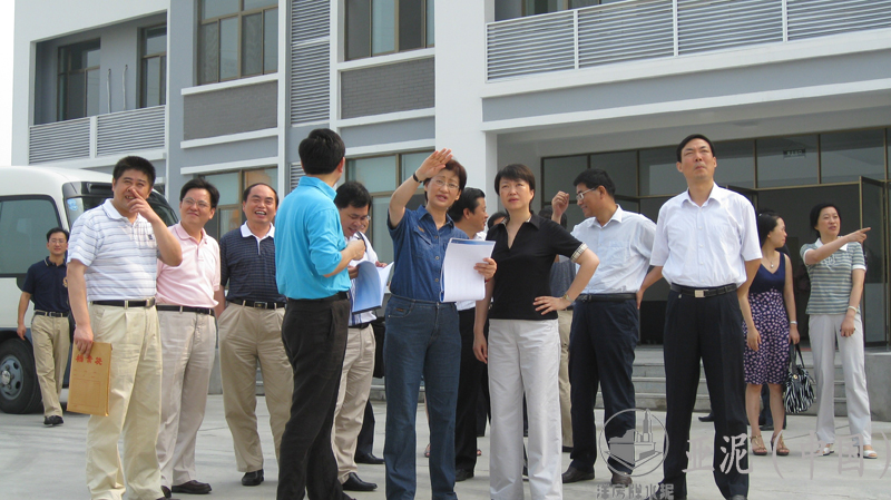 2008年7月27日，時任揚州市長王燕文、副市長聞道才視察揚州亞東