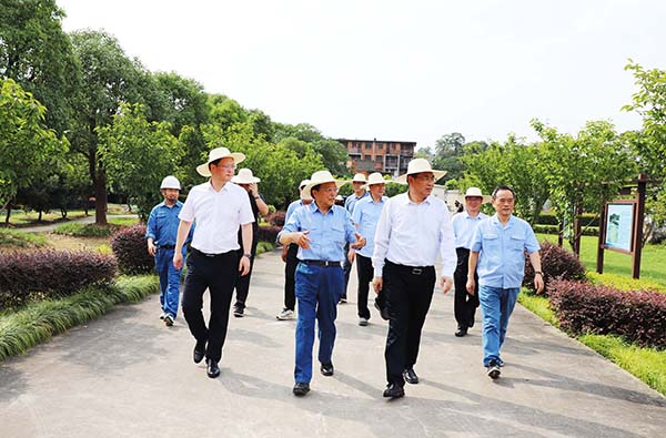 2024年7月9日，江西省人大副主任張小平一行來江西亞東調研礦區生態修復保護及相關工作，亞泥（中國）張振昆執行長與王海洋副董事長特別助理一同接待。